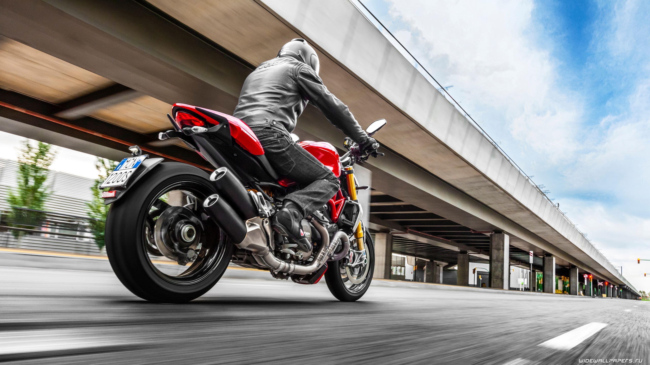 Ducati Monster 1200 s на скорости